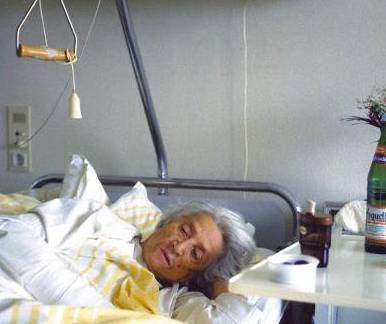 oude vrouw in ziekenhuis